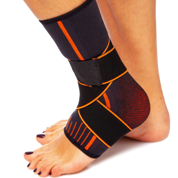 Бандаж на голеностоп эластичный с фиксирующим ремнем (фиксатор лодыжки) One size 1шт черный-оранжевый
