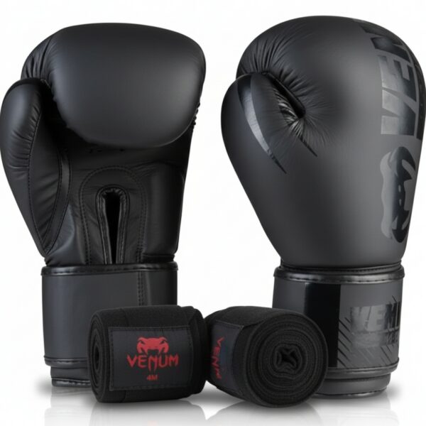 Боксерские кожаные перчатки Venum с бинтами